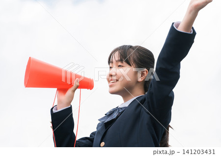 メガホンで応援するブレザー姿の高校生・中学生の女の子 メガホンで応援するブレザー姿の高校生・中学生の女の子 141203431