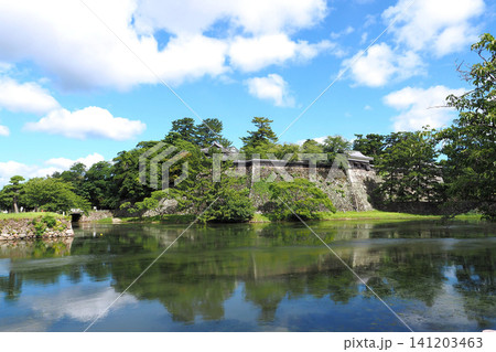 松江城 内堀越しに見た二之丸の石垣(島根県松江市) 松江城 内堀越しに見た二之丸の石垣(島根県松江市) 141203463