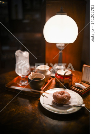 レトロなランプとドーナツとアイスコーヒー レトロなランプとドーナツとアイスコーヒー 141203703