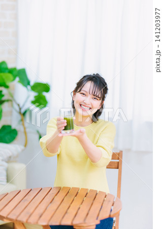 青汁を飲む若い女性 141203977