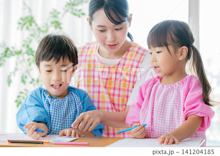 幼稚園で遊ぶ子どもたち 幼稚園で遊ぶ子どもたち 141204185