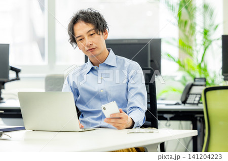オフィスで働くビジネスマン 141204223