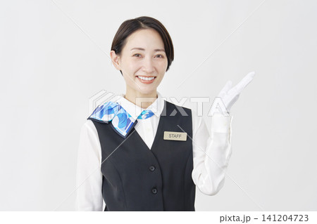 手のひらで右側を指す女性スタッフ 受付・バスガイド 白背景 手のひらで右側を指す女性スタッフ 受付・バスガイド 白背景 141204723