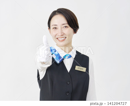 女性スタッフ　受付・バスガイド　グッドサイン　白背景 141204727