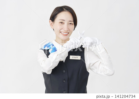 女性スタッフ　受付・バスガイド　腕でばつ印のポーズ　白背景 141204734