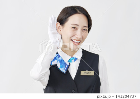 女性スタッフ 受付・バスガイド 聴くジェスチャー 白背景 女性スタッフ 受付・バスガイド 聴くジェスチャー 白背景 141204737