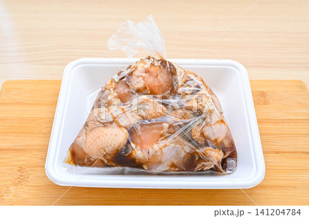下味に漬け込んだ鶏手羽元のポリ袋調理 141204784