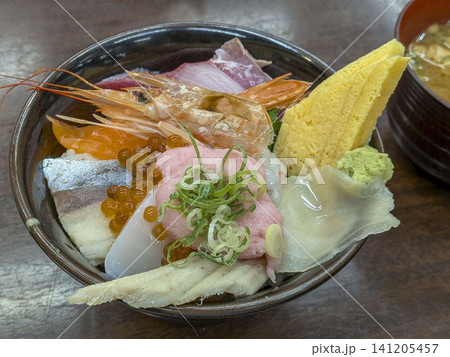 新鮮な刺身を盛り付けた海鮮丼 新鮮な刺身を盛り付けた海鮮丼 141205457