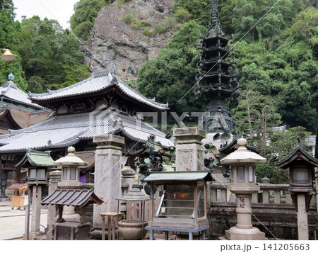 奈良県生駒市 宝山寺境内の本堂と銅製の朝日宝塔 141205663