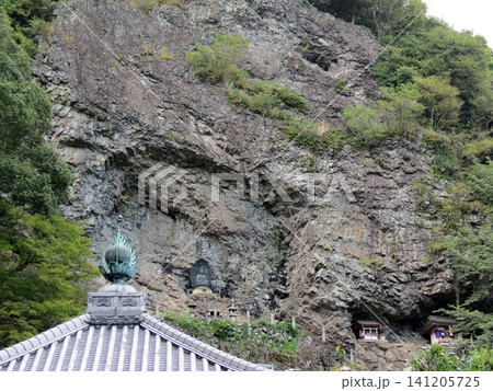 奈良県生駒市 宝山寺の般若窟と弥勒菩薩像 奈良県生駒市 宝山寺の般若窟と弥勒菩薩像 141205725