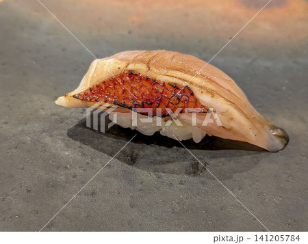 皮目を炙った白身魚の握り寿司 皮目を炙った白身魚の握り寿司 141205784