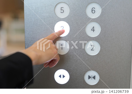 エレベーターのボタンを押すビジネスマン エレベーターのボタンを押すビジネスマン 141206739