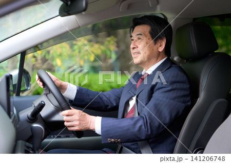車を運転するアジア人ビジネスマン 141206748