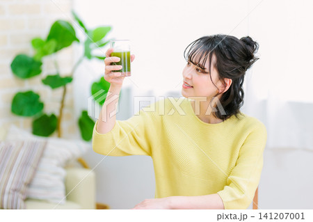 青汁を飲む若い女性 141207001