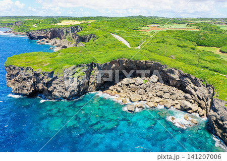 【空撮】宮古島 南海岸のダイナミックな断崖絶壁と崩落した海食洞 【空撮】宮古島 南海岸のダイナミックな断崖絶壁と崩落した海食洞 141207006