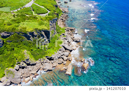 【空撮】宮古島 ムイガー断崖の険しい崖と透明な海 【空撮】宮古島 ムイガー断崖の険しい崖と透明な海 141207010