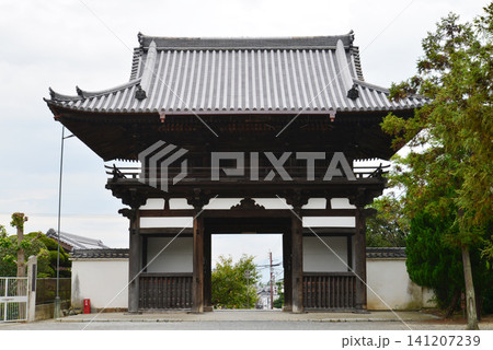 奈良県葛城市 当麻寺の重要文化財・仁王門（東大門） 141207239