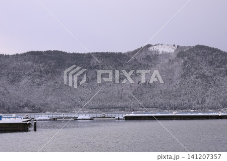 雪景色の中の湖と山 雪景色の中の湖と山 141207357
