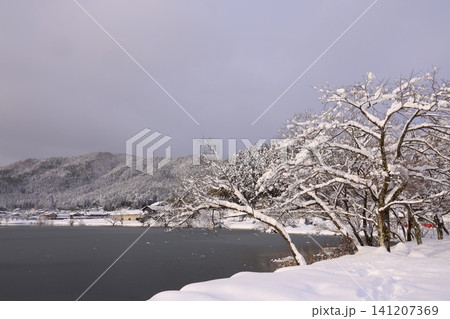 雪景色の中の湖と山 雪景色の中の湖と山 141207369