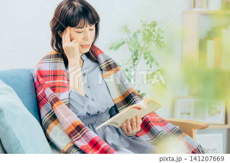 読書をする女性　風邪気味 141207669