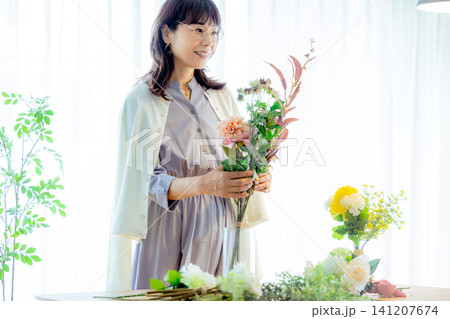 花を生けるシニア女性 花を生けるシニア女性 141207674