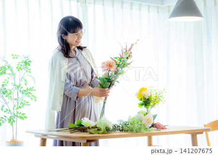 花を生けるシニア女性 花を生けるシニア女性 141207675