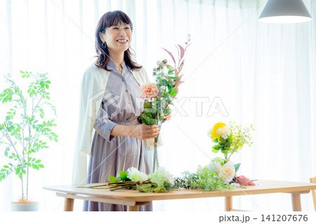 花を生けるシニア女性 花を生けるシニア女性 141207676