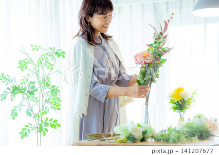 花を生けるシニア女性 141207677