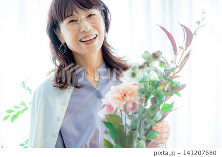 花を生けるシニア女性 花を生けるシニア女性 141207680