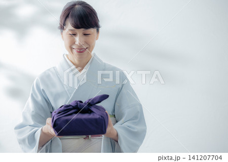 風呂敷包みを持つ着物姿の女性 風呂敷包みを持つ着物姿の女性 141207704