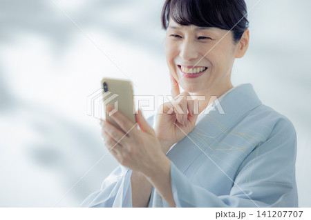 スマートフォンを使う着物女性 スマートフォンを使う着物女性 141207707
