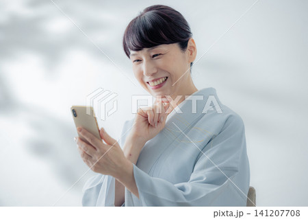 スマートフォンを使う着物女性 スマートフォンを使う着物女性 141207708