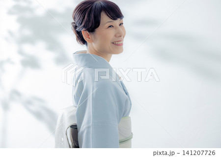 着物を着た女性 着物を着た女性 141207726