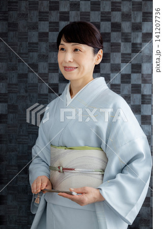 着物の着付けをしている女性 着物の着付けをしている女性 141207736