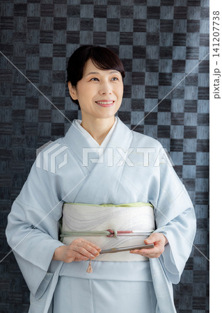 着物の着付けをしている女性 着物の着付けをしている女性 141207738