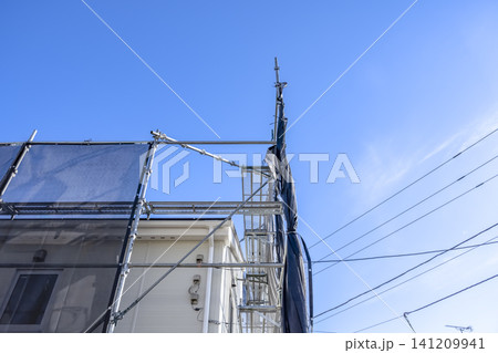 外壁施工後の屋根リフォーム工事 仮設足場とネット 141209941