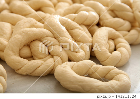 Making Turkish sesame bagels. Simit Making Turkish sesame bagels. Simit 141211524