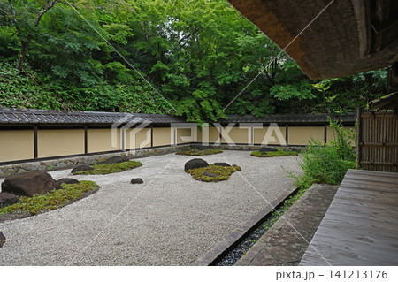 新緑の枯山水庭園 縁側から見渡す美しい白砂と静寂の伝統美 新緑の枯山水庭園 縁側から見渡す美しい白砂と静寂の伝統美 141213176