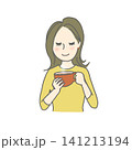 マグカップでコーヒー紅茶を飲む女性 141213194