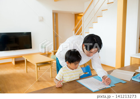 リビングで宿題をする小学1年生 リビングで宿題をする小学1年生 141213273