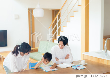 リビングで宿題をする小学1年生 リビングで宿題をする小学1年生 141213277