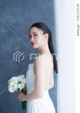 ブーケを持つ花嫁 ブーケを持つ花嫁 141213316