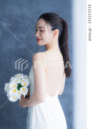 ブーケを持つ花嫁 ブーケを持つ花嫁 141213318