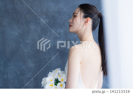 ブーケを持つ花嫁 ブーケを持つ花嫁 141213319