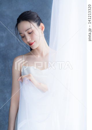 ブーケを持つ花嫁 ブーケを持つ花嫁 141213320