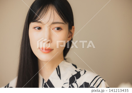 浴衣でスキンケアする女性 浴衣でスキンケアする女性 141213435