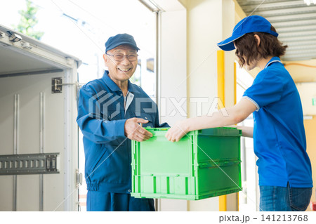 トラックの前で立つ作業員 トラックの前で立つ作業員 141213768