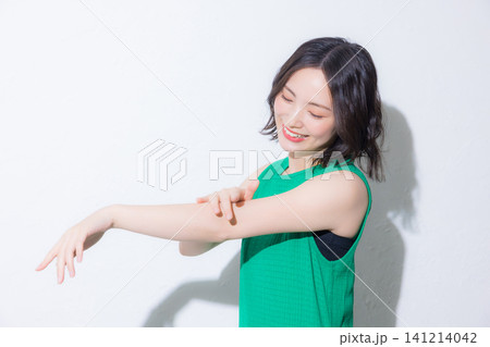 UVケアをする女性　 141214042