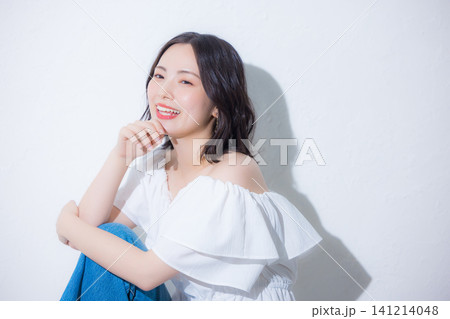 UVケアをする女性 UVケアをする女性 141214048