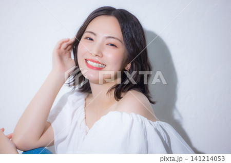UVケアをする女性 UVケアをする女性 141214053